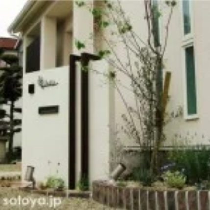 塗りの門柱に立体的なアクセント