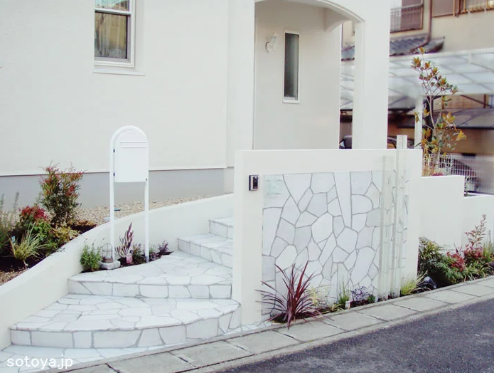 ゆったりとした門まわり