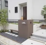 木製ベンチがアクセント