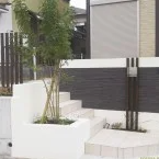 モノトーンデザインに木目カラーでぬくもりを演出