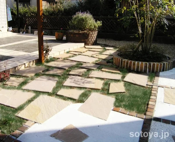 乱形小道の芝生ガーデン