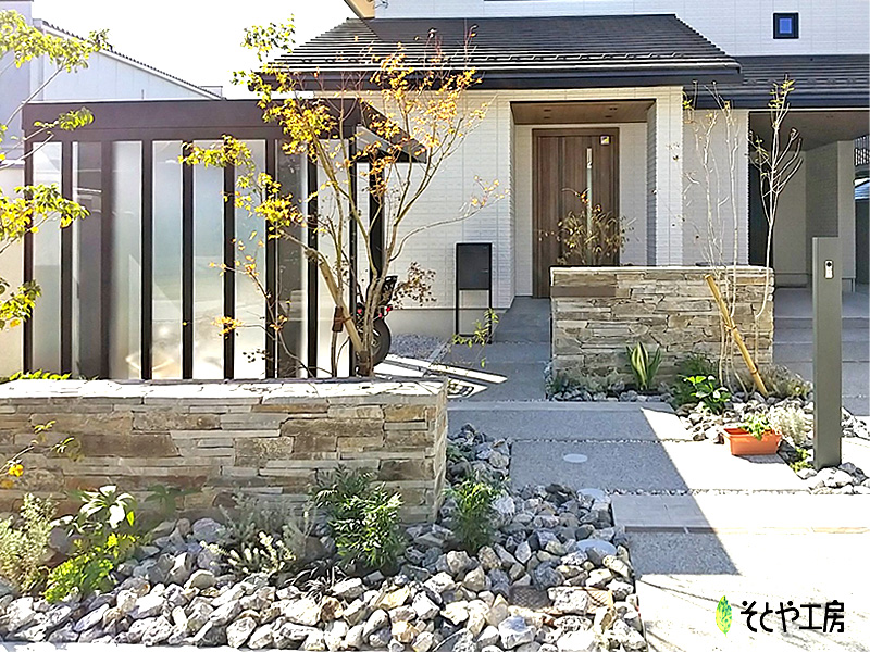 石積み職人が丁寧に積み上げた味わいある門柱（彦根市）