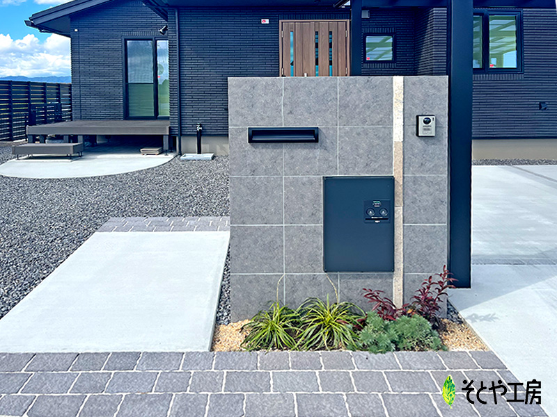 一本ラインが特徴的なスタイリッシュ門柱（守山市）