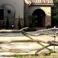 洋菓子屋Ｗ.ボレロさんの古木の柵（守山市）