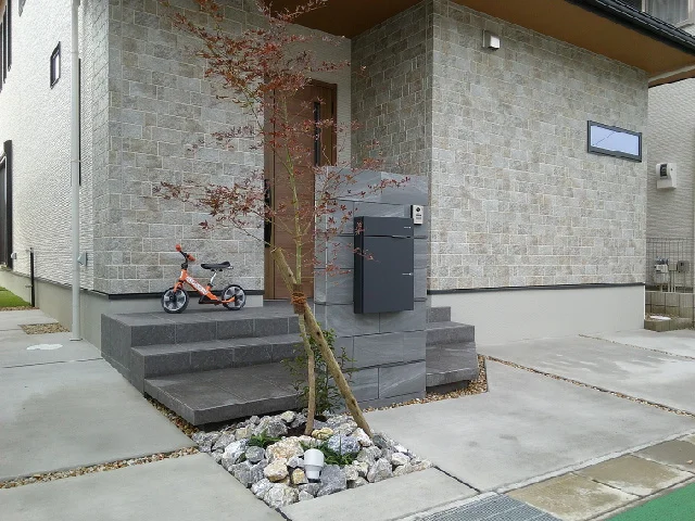 グレートーンが印象的な門柱（草津市）