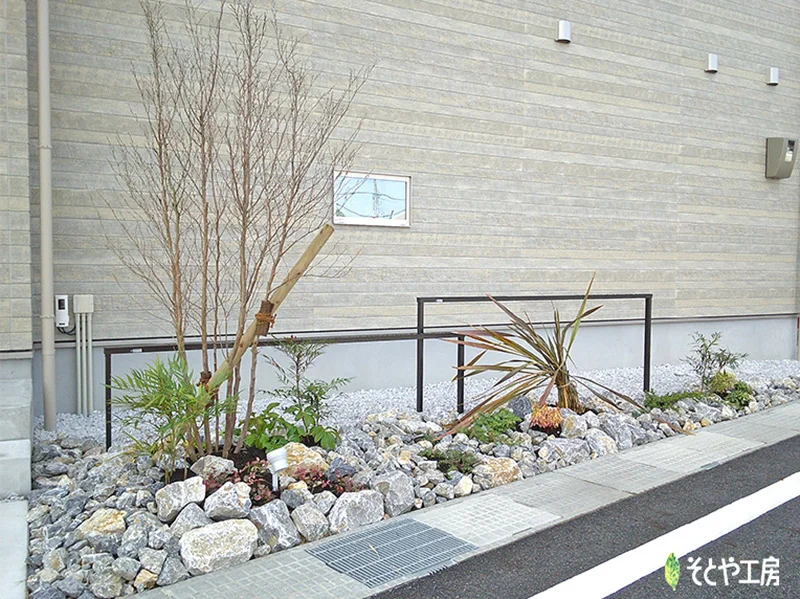 華奢なフェンスがアクセント