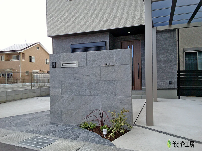 建物に似合うタイル貼りの門柱