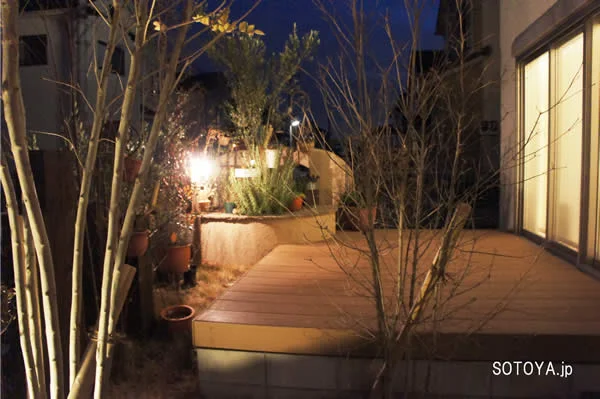 植物にかこまれたウッドデッキ