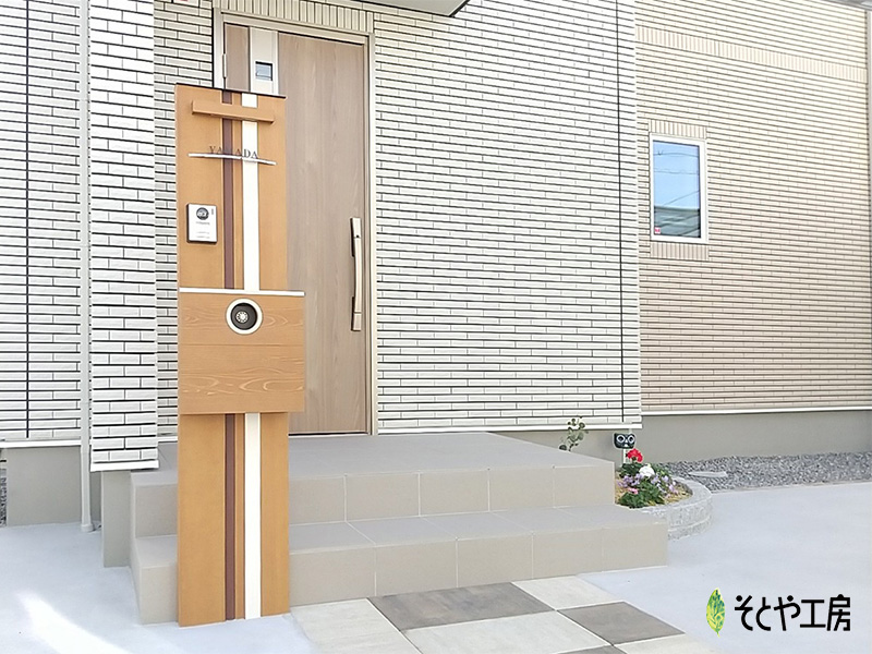 門柱が彩る玄関まわり（野洲市）