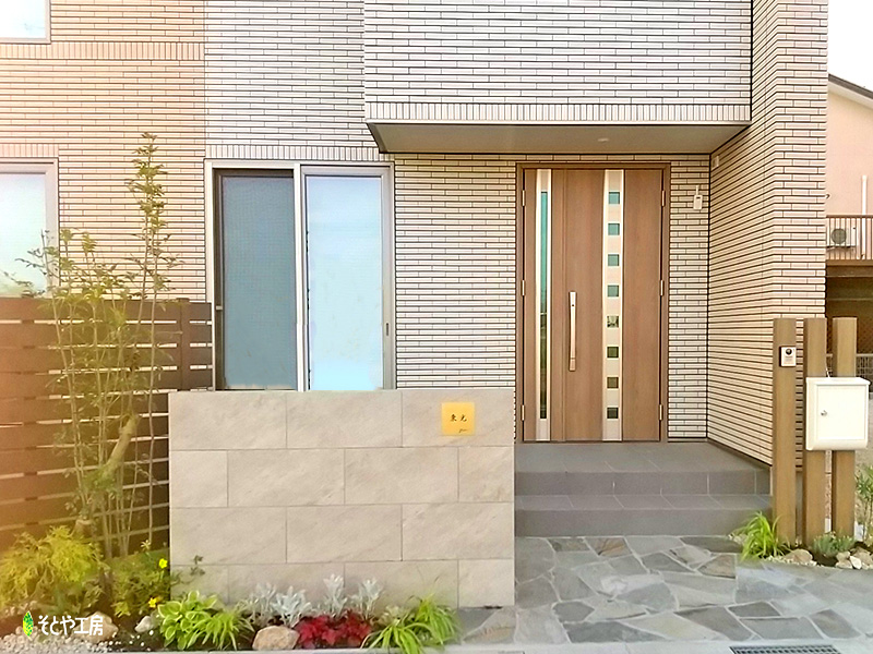 石調タイルと床の乱形石が自然な風合いを感じるエントランス（長浜市）