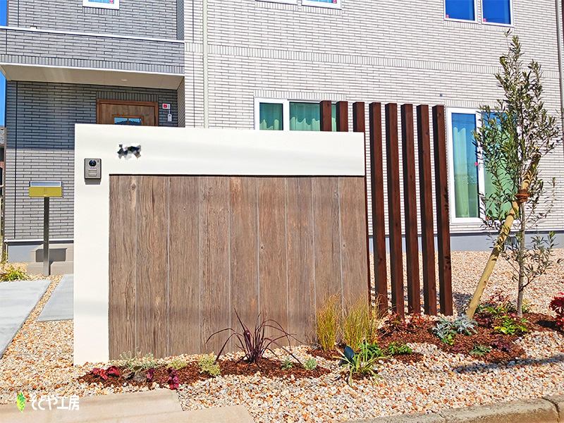 目隠しを兼ねた木目の門柱（長浜市）