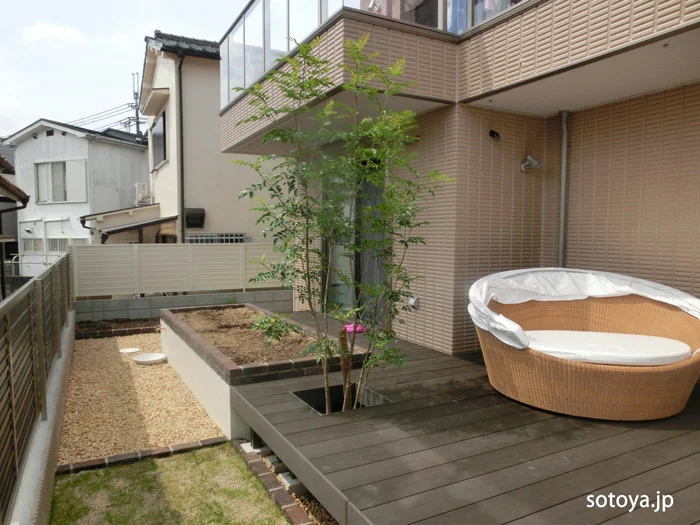 日当たりのよいウッドデッキ