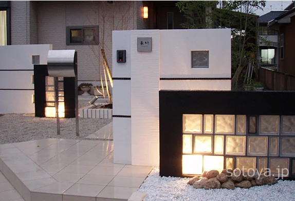 モノトーンのガラスブロック　モダンデザイン。（甲賀市）