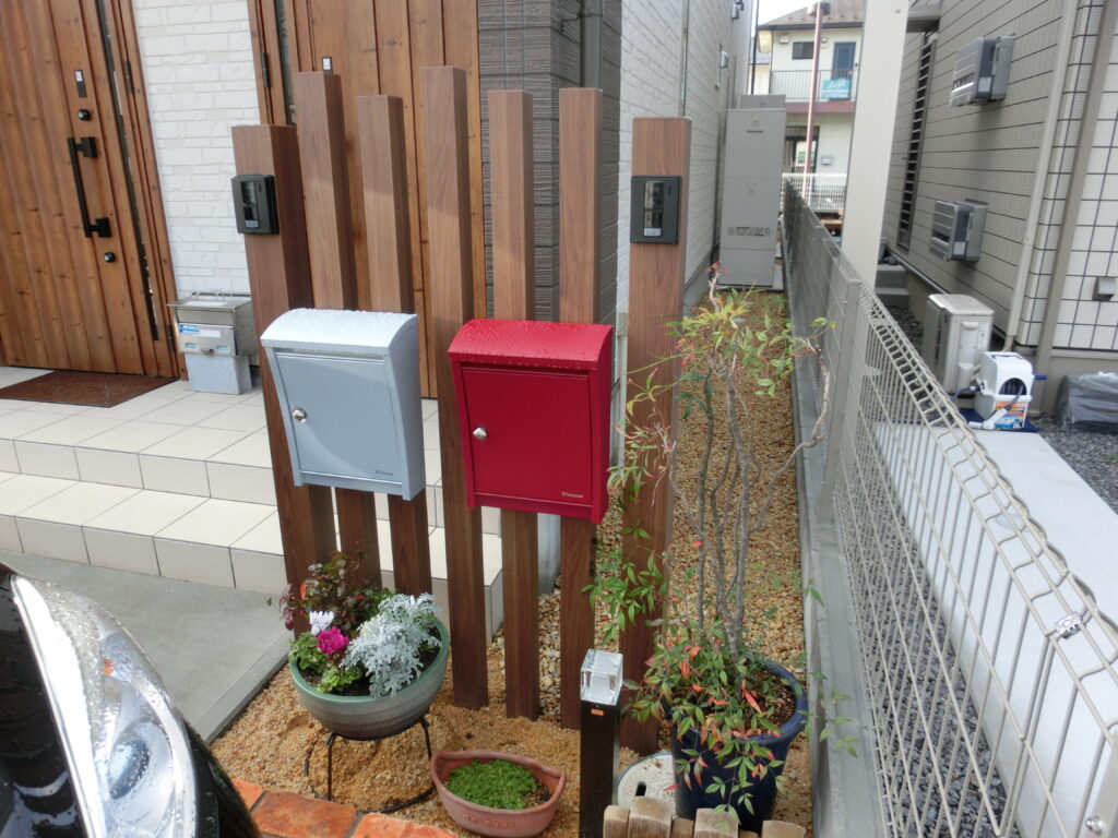 ナチュラルな二世帯門柱