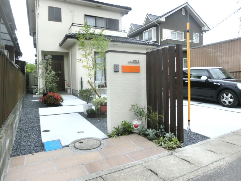 オレンジがポイントカラーのナチュラルエクステリア