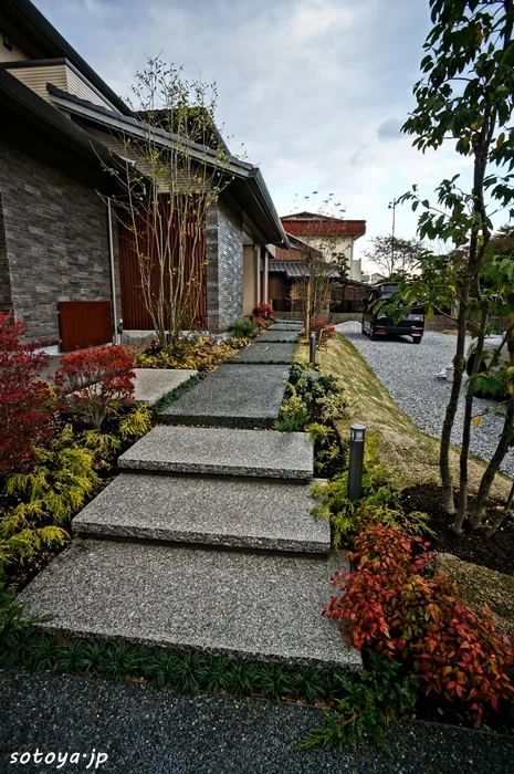 重厚な空気を醸し出すアプローチ