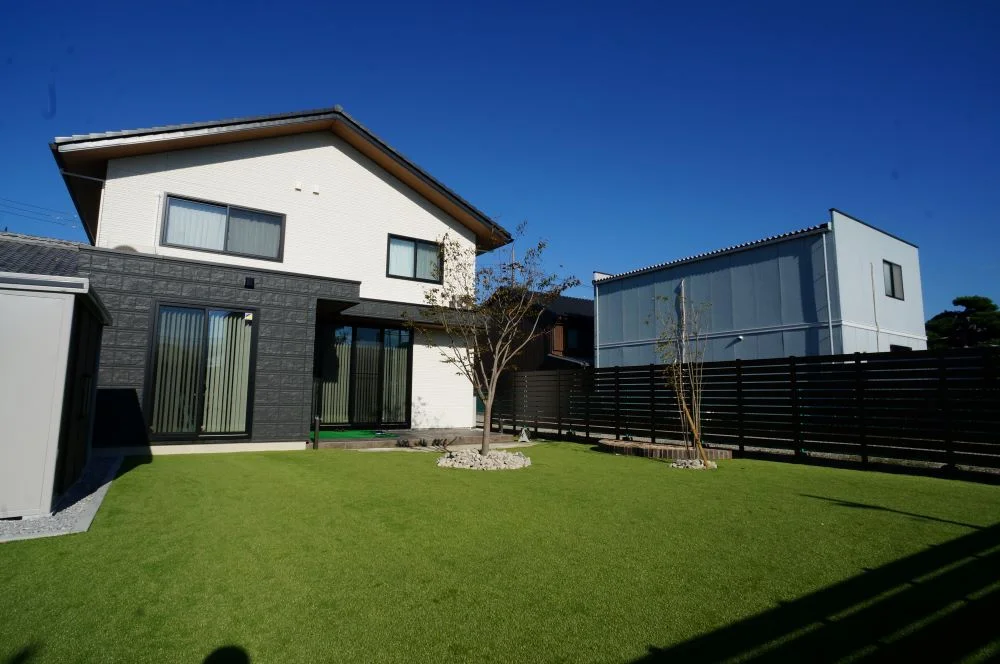 人工芝の庭でバーベキューを楽しむ