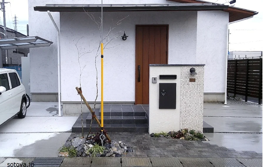 シックでナチュラルな外まわり（守山市）