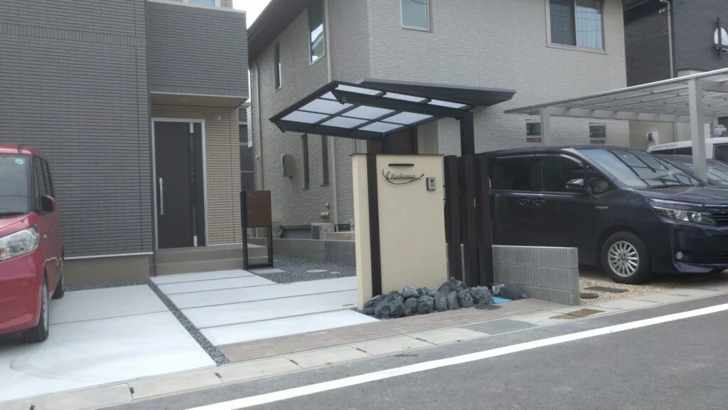 アクセントでメリハリのあるエントランス（大津市）