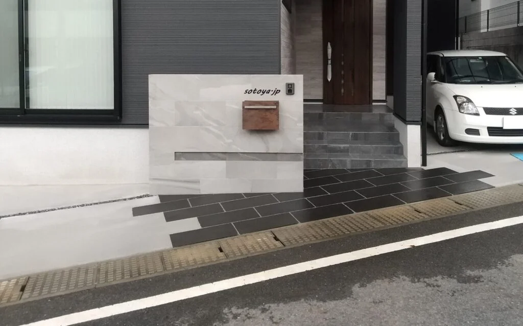 シンプルモダンな玄関周り(大津市)