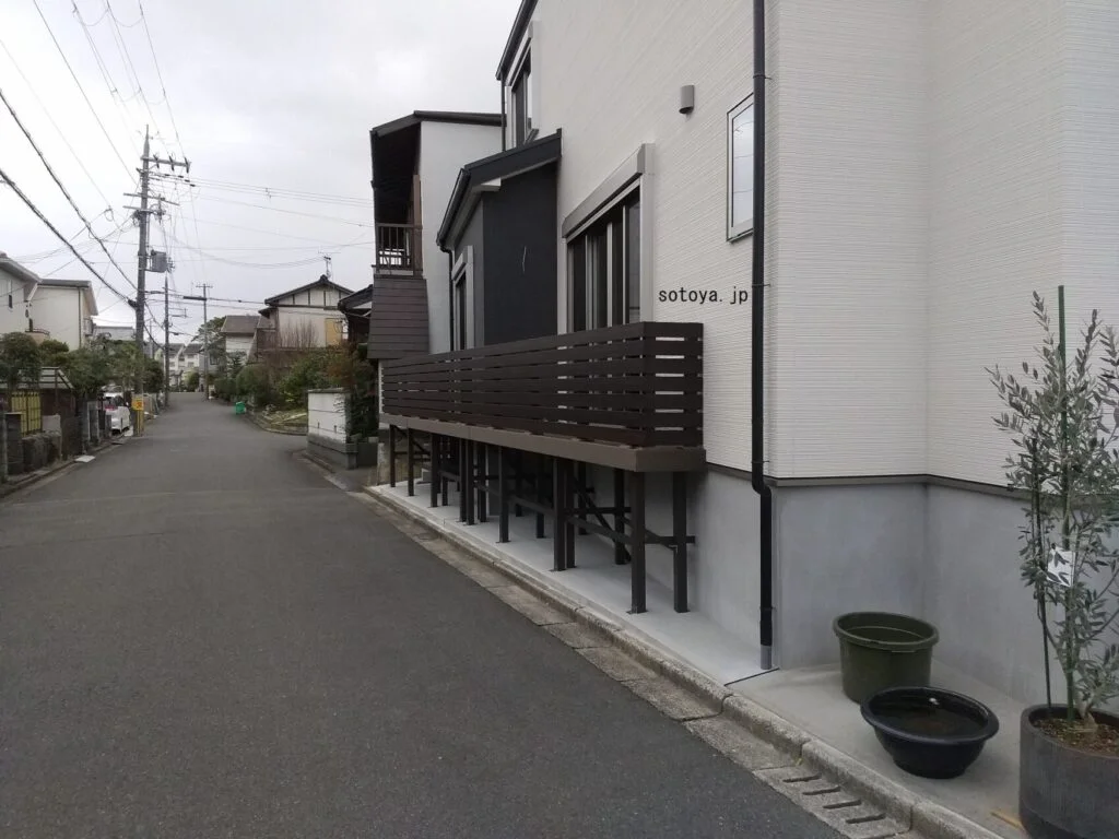 敷地に合わせたウッドデッキ(宇治市)