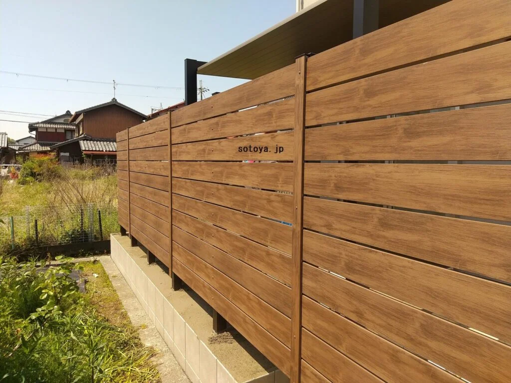 まるで天然木な樹脂フェンス