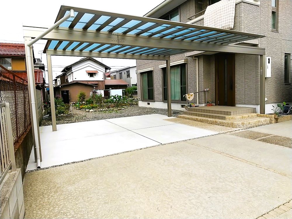 敷地の形にあわせ余裕を持たせた駐車スペース