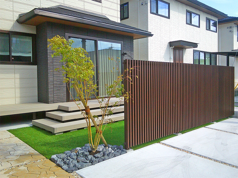 建物に合ったカラーのウッドデッキ（栗東市）