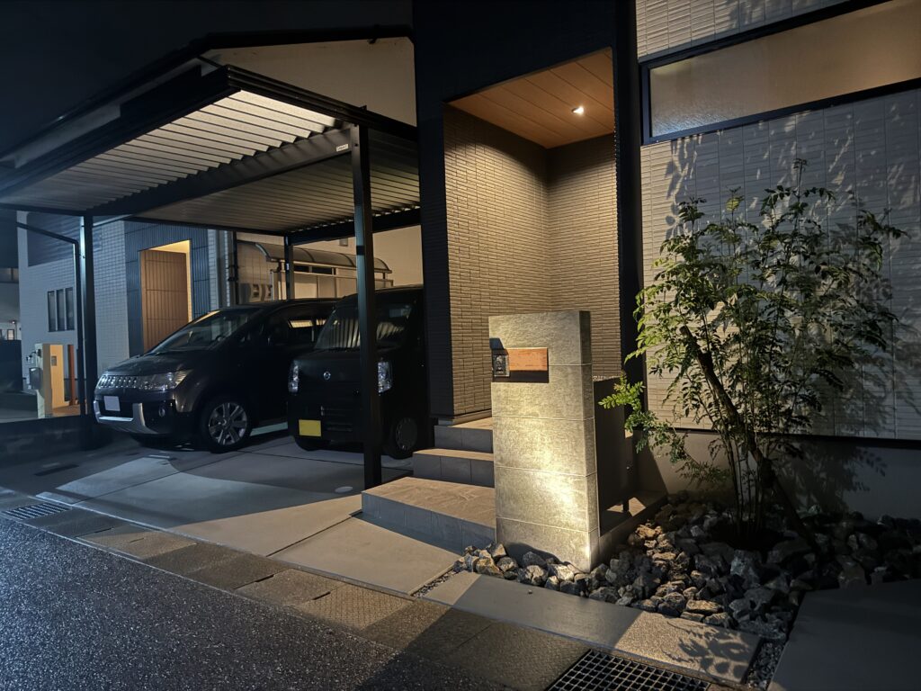 施工事例のご紹介　門柱×ライティング×折半屋根