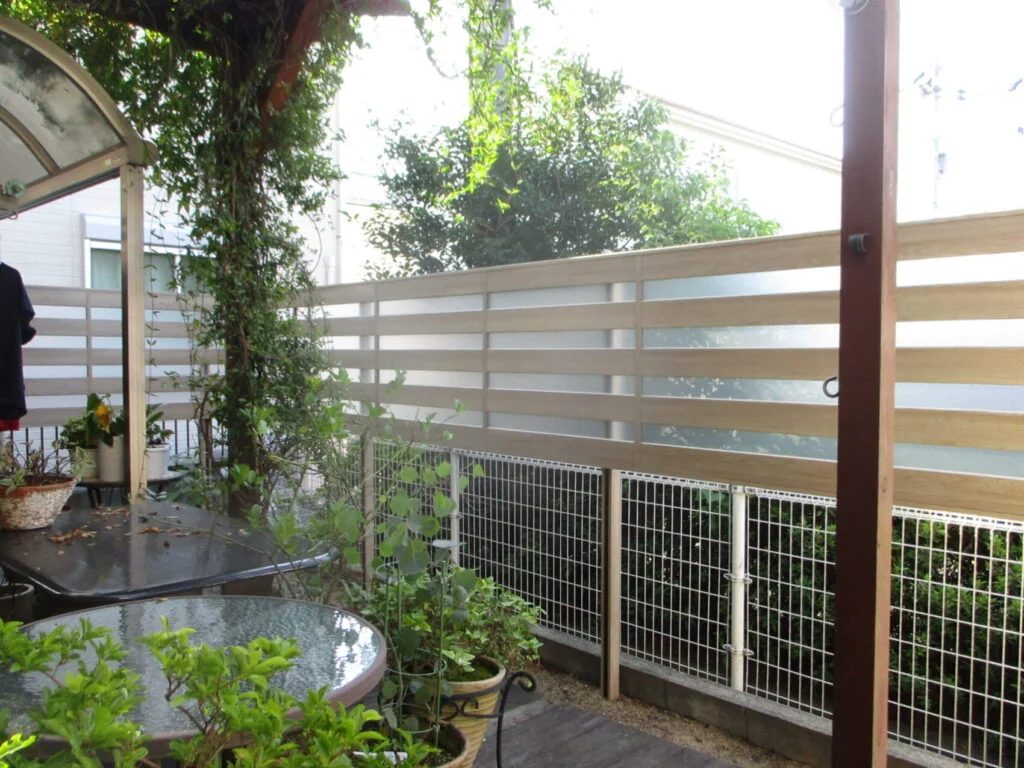 生垣を手入れ不要のフェンスに（栗東市）