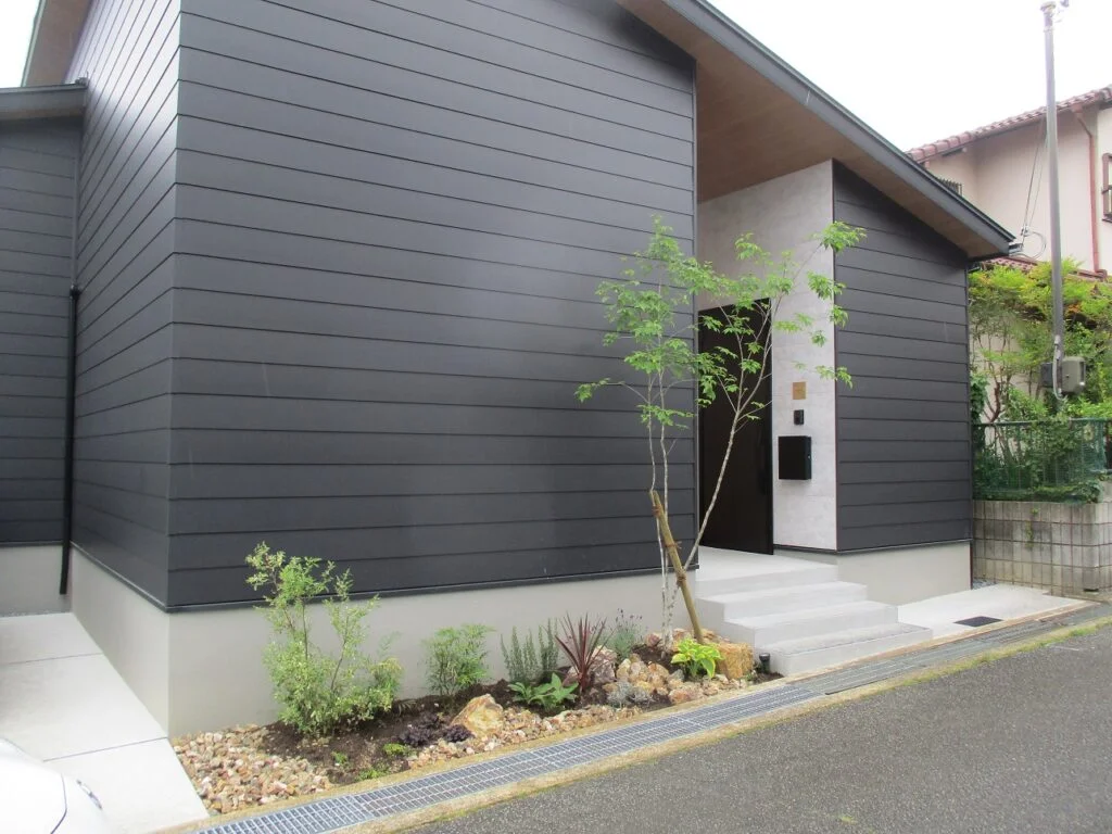 道路から玄関までが近いお家のエントランス