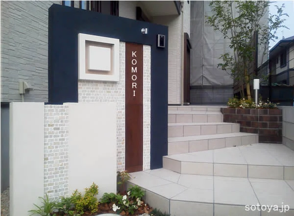 玄関へと続くアプローチの階段