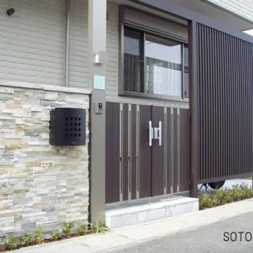 アーチでつなげた一体感