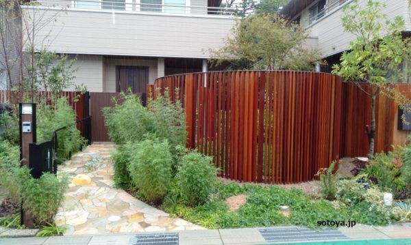 オリジナル縦格子ルーバーでつくる目隠し（草津市）