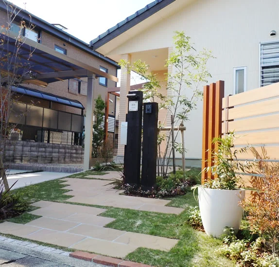 既存の門柱を利用したナチュラルガーデン（栗東市）