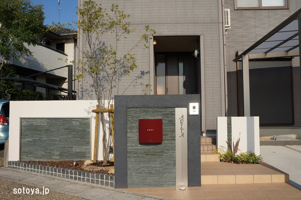 すっきりとした高級感あるアプローチ（近江八幡市）