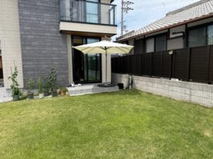 天然芝→人工芝へと生まれ変わったお庭