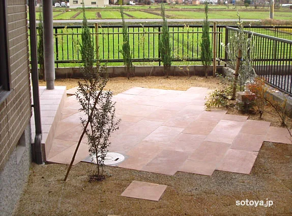 オープンなテラスガーデンを楽しもう。（近江八幡市）