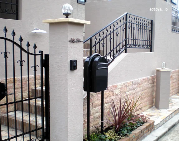 高低差を活かして、より高級感のあるエントランスに（宇治市）