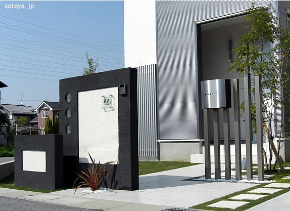 BLACK & WHITE（守山市）