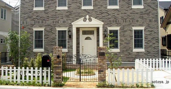 シンメトリーの世界！正統派イングリッシュガーデン