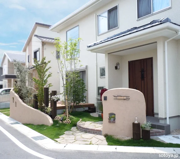 ゆるやかな曲線と植物に包まれたエクステリア