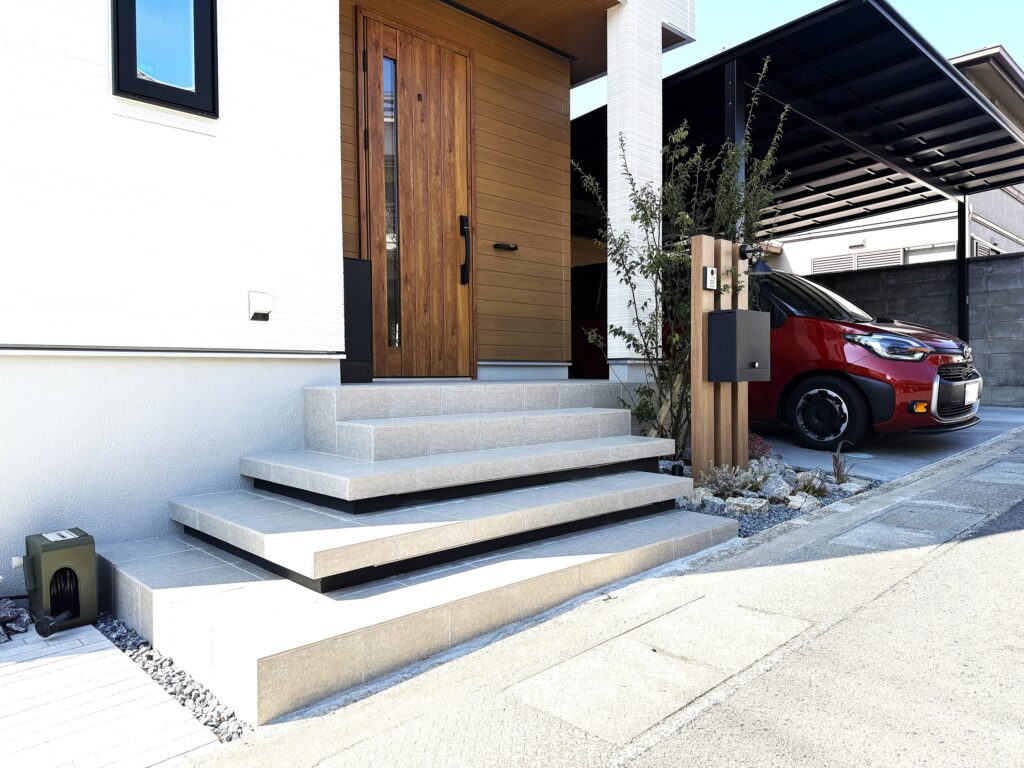 【施工事例】京都府城陽市｜浮き階段がおしゃれな新築外構｜植栽×立水栓で魅せる玄関アプローチ