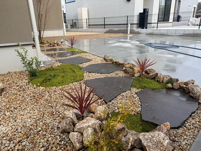 大きい石とスナゴケの和モダンな家