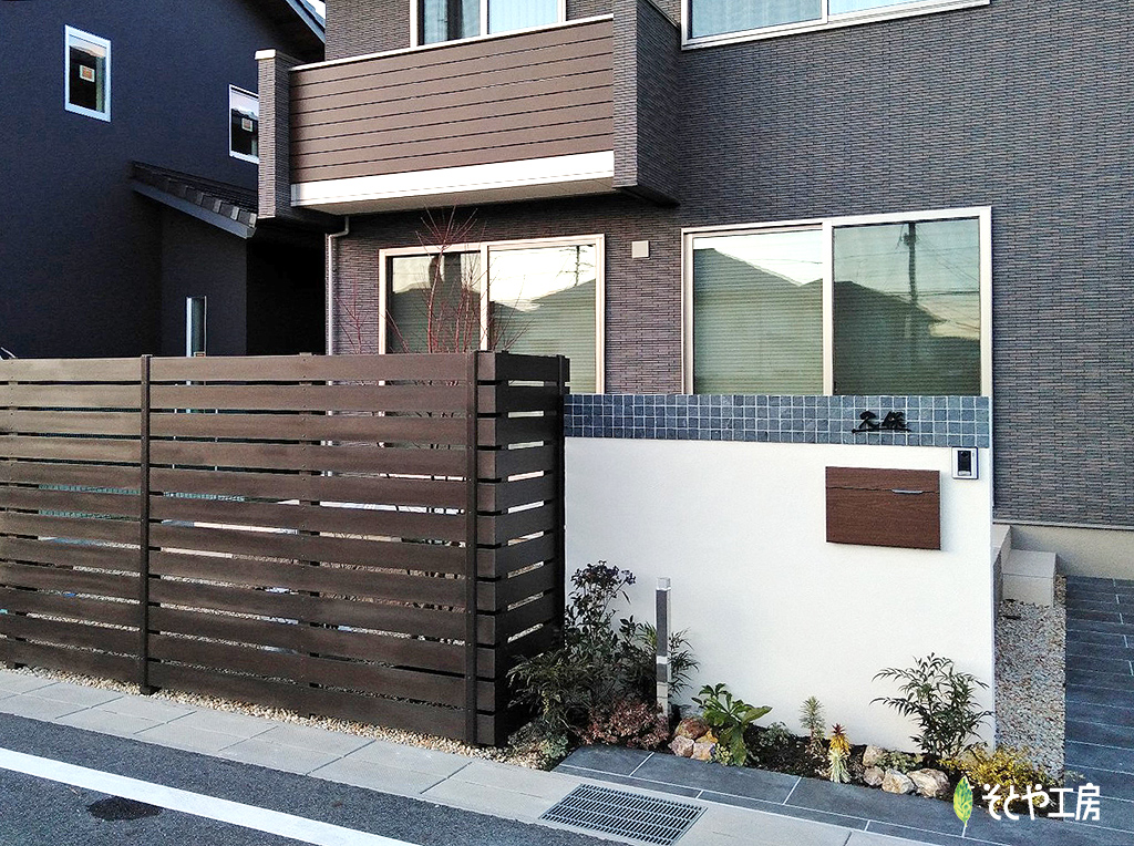 ダークトーンを基調とした門まわり