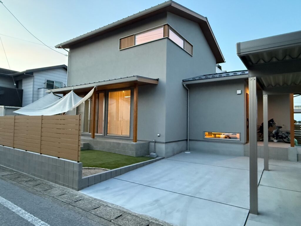 建物とフェンスの色が合う和モダン外構　滋賀県東近江市にて