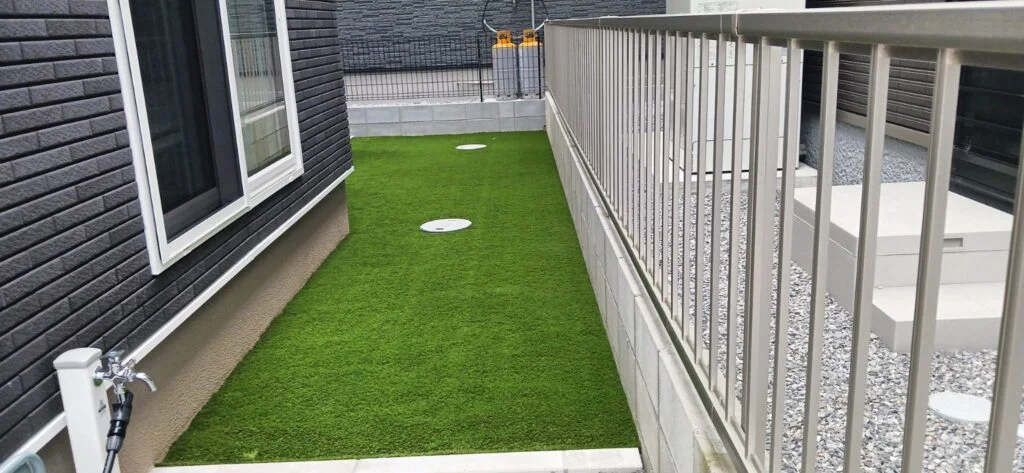 建物に合わせたタイル門柱の外構