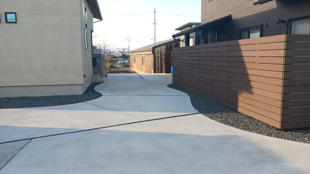 木調樹脂フェンスとコンクリートのシンプル外構