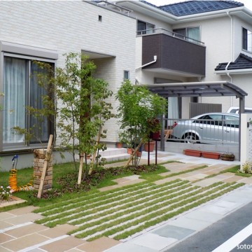 芝生の駐車場