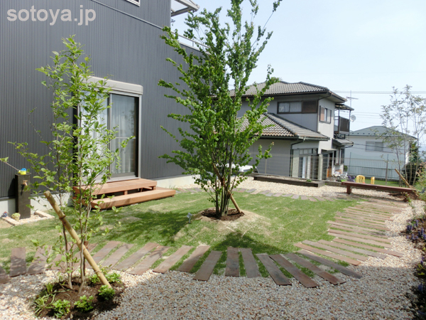 自然を感じつつローメンテナンスのお庭へ